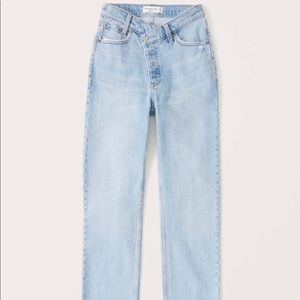 NEW. Abercrombie High Rise Dad Jeans.